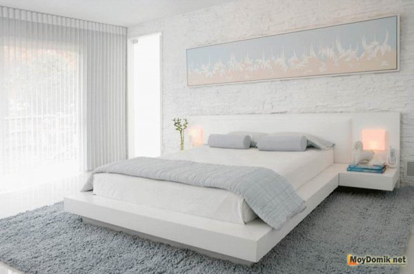 Светлый интерьер спальни в минимализме