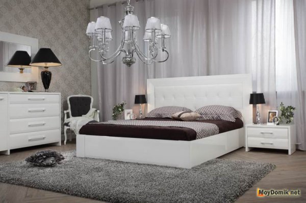 Интерьер спальни в серо-белом оттенке