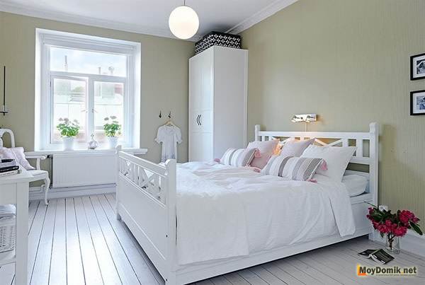 Спальня со светлой мебелью