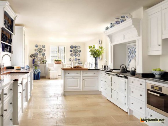 Светлый классический стиль кухни