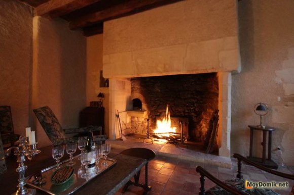 Камин в старинном стиле в гостиной Камин в старинном стиле в гостиной