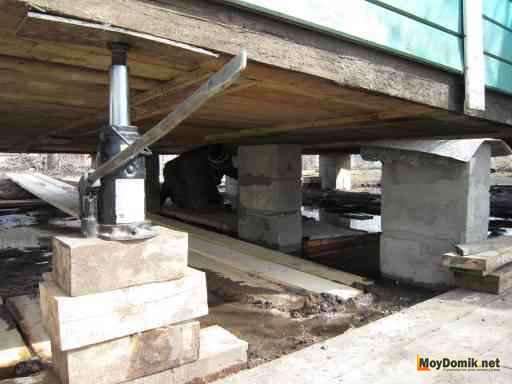 Ремонт фундамента деревянного дома – от устранения трещин, до полной замены