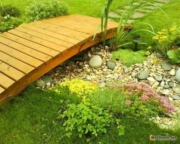 Сухой ручей с мостиком