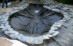 Укладка пленки под пруд