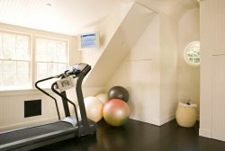 Интерьер спортзала в мансарде