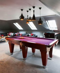 Интерьер бильярдной в мансарде
