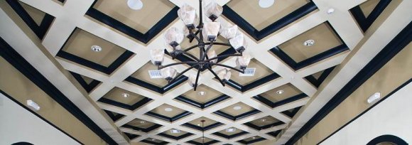 Отделка потолка в интерьере мансарды