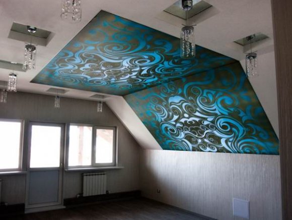 Натяжной потолок на мансарде