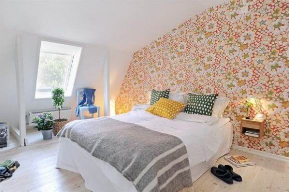 Обои в интерьере мансарды