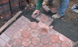 укладка отмостки из тротуарной плитки