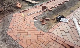 Устройство отмостки из керамической плитки Устройство отмостки из керамической плитки