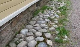 Отмостка из камня (булыжника) Отмостка из камня (булыжника)