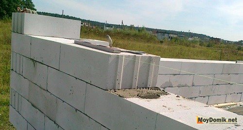 Кладка стен из пеноблока – от установки первого ряда, до монтажа перекрытий