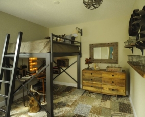 Кровать-чердак в детской комнате для школьника