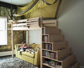 Двухъярусная кровать в детской комнате для школьника