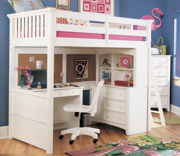 Белая двухъярусная кровать в комнате для девочки