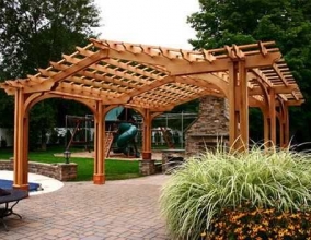 Пергола с крышей ломаной формы