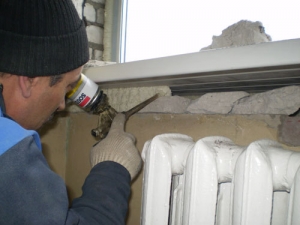 Задувка монтажной пены под подоконником