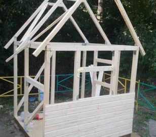 Установка крыши детского домика