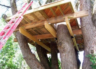 Крепление платформы для домика на дереве