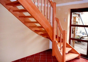 Лестница из дерева с поворотом для загородного дома