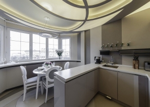 Дизайн кухни с вынесенной на застекленную лоджию столовой зоны