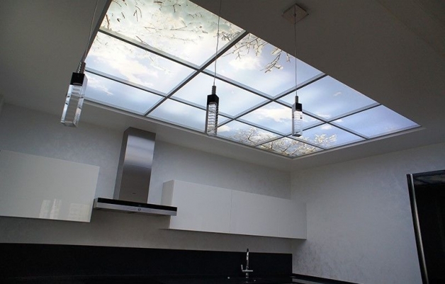 Фальшокно с led-подсветкой в дизайне кухни без окон