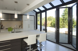 Кухня-студия с окном в частном доме