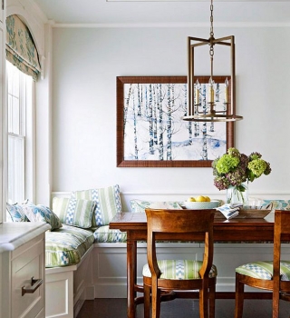 Интерьер кухни с окном с местами для хранения