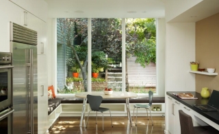 Интерьер кухни-столовой с панорамным окном