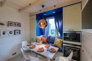 Дизайн кухни с окном обрамленным шкафами