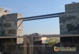 Монтаж перемычки над оконными и дверными проемами в доме из арболита