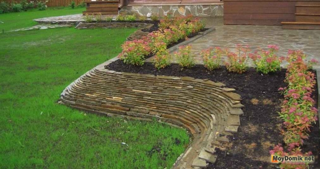 Уход за клумбами из дикого камня