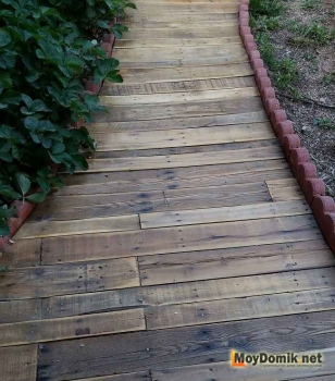 Деревянная дорожка для дачи из состаренной доски