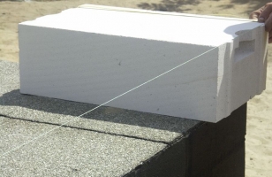 Укладка газобетонного блока с навесом над цоколем