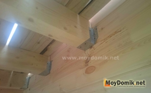 Установка деревянных балок перекрытия в доме из бруса