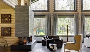 Камин в загородном деревянном доме