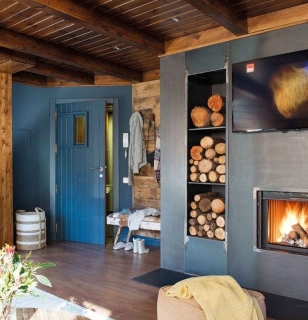 Камин в интерьере бревенчатого дома