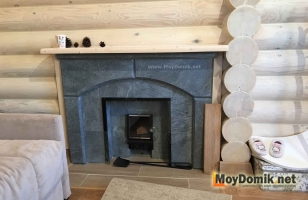 Вариант устройства камина в интерьере дома из оцилиндрованного бревна
