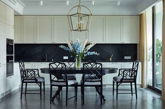 Интерьер кухни-гостиной в деревянном доме