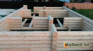 Строительство стен дома из оцилиндрованного бревна