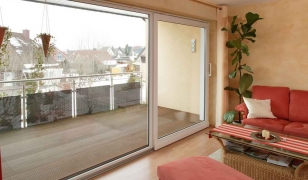 Портальное окно-дверь с выходом на балкон в квартире