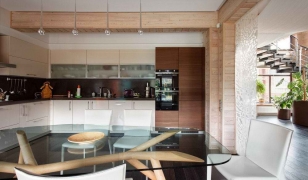 Современный дизайн кухни в доме из бруса Современный дизайн кухни в доме из бруса