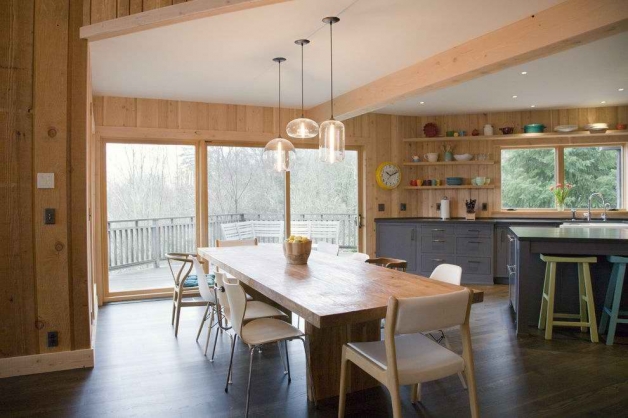 Зона кухни и гостинной в доме из бруса Зона кухни и гостинной в доме из бруса